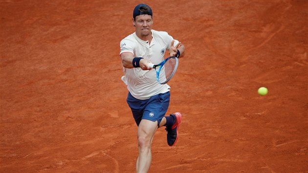 Tenista Tomáš Berdych na centrálním dvorci v areálu Rolanda Garrose bojuje o postup do druhého kola.
