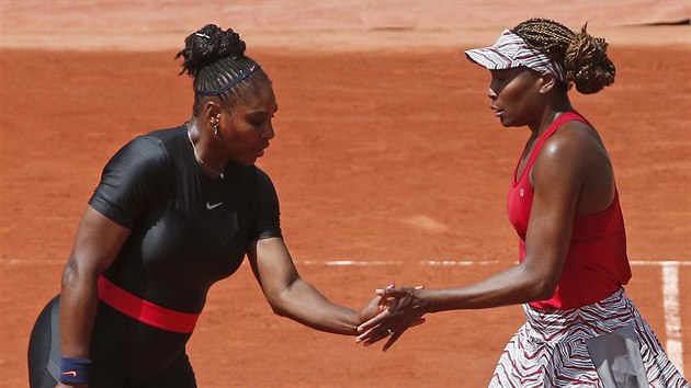 SESTRY V AKCI. Serena Williamsová (vlevo) společně s Venus Williamsovou v prvním kole čtyřhry na Roland Garros.