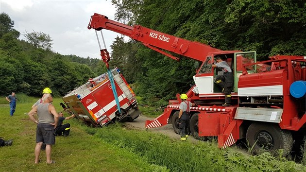 Hasim zkomplikovalo prci pevrcen jedn z cisteren.