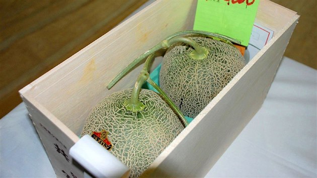 Dva melouny byly v Japonsku vydraženy za rekordních 3,2 milionů jenů.