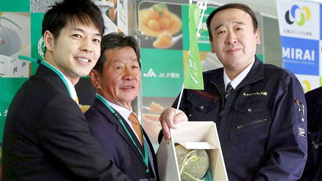 Vítězem rekordní aukce melounů v japonském Sapporu se stal Shinya Noda (vpravo).