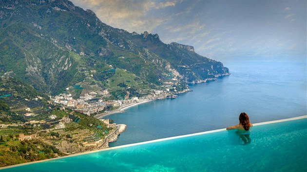 Ve Středozemí stoupá v létě spotřeba vody na jednoho obyvatele na neuvěřitelných 850 litrů za den. Obrovskými odběrateli jsou hotelové bazény i golfová hřiště. Snímek je z italského pobřeží Amalfi.