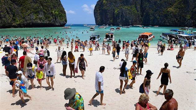 Znm pl Maya Bay na jihothajskm ostrov Phi Phi lk kadoron desetitisce turist. Snmek je z 9. dubna 2018.