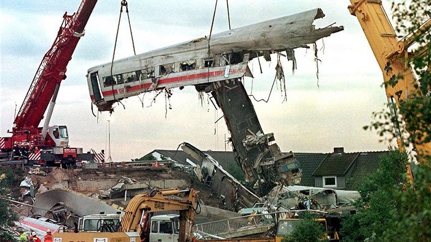 Tragická železniční nehoda u německého města Eschede, která si 3. června 1998 vyžádala 101 obětí.