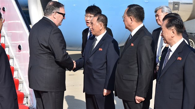 Ministr zahraničí USA Mike Pompeo (vlevo) se zdraví s severokorejským emisarem Kim Jong-čcholem