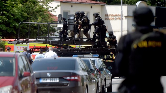 Policisté zasahují ve Vřesinské ulici v ostravské části Poruba, kde se před polednem zabarikádoval v bytě neznámý muž. (30. května 2018)