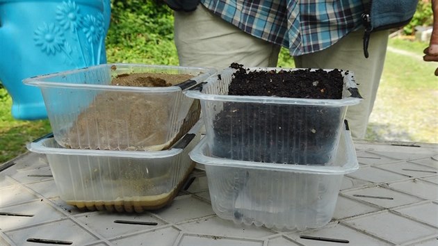 Půda s dostatkem humusu v sobě vodu zadrží (vpravo), půda bez humusu nikoliv (vlevo). 