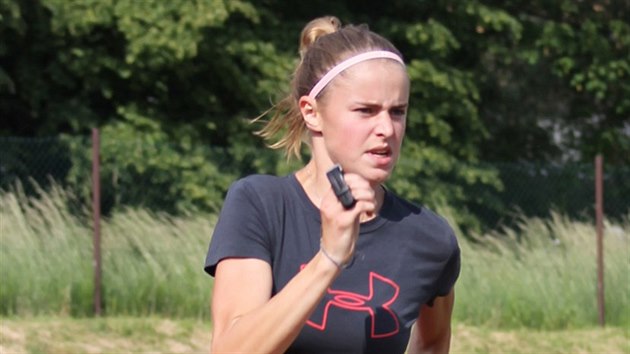 Jihlavská atletka Lucie Pertlíková usiluje o limit, který by jí zajistil start na světovém šampionátu do 20 let.