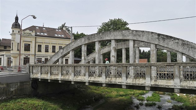 Z Velkého Meziříčí zmizí historicky i architektonicky cenný obloukový most z období první republiky. Radnice se ho kvůli jeho nevyhovujícímu stavu rozhodla zbořit.