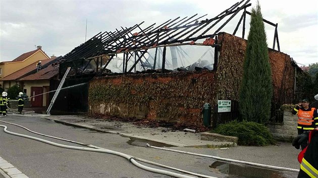 Dvanct jednotek hasi zasahovalo u poru stodoly se zvaty a rodinnho domu v Litomyli. (30. kvtna 2018)