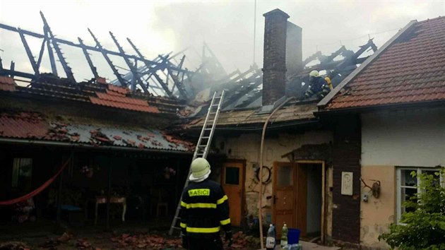Dvanáct jednotek hasičů zasahovalo u požáru stodoly se zvířaty a rodinného domu v Litomyšli. (30. května 2018)