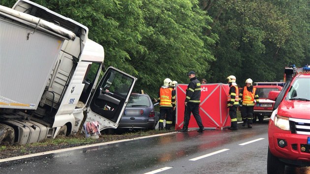 Tragick nehoda osobnho a nkladnho auta uzavela silnici u obce Bukov na Rakovnicku. Dva lid zemeli (30.5.2018)