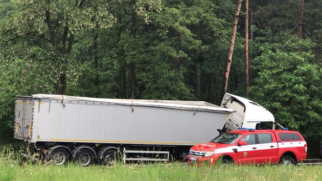 Tragick� nehoda osobn�ho a n�kladn�ho auta uzav�ela silnici u obce Bukov na Rakovnicku. Dva lid� zem�eli (30.5.2018)