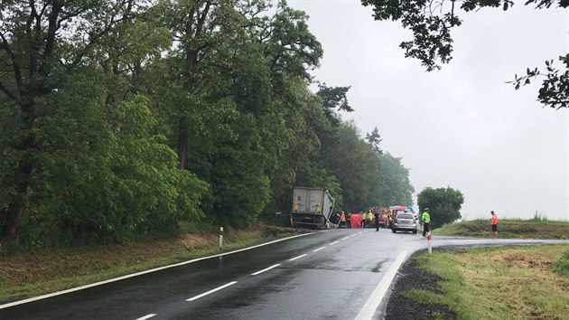 Tragick nehoda osobnho a nkladnho auta uzavela silnici u obce Bukov na Rakovnicku. Dva lid zemeli (30.5.2018)