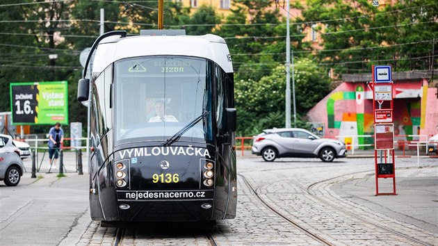 Tramvaj Vymlouvačka přesvědčuje pražské pasažéry k placení jízdného.