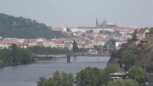 Z vyhldkov ve Podolsk vodrny je vidt na Prask hrad, Vyehrad a v ppad dobr viditelnosti i na vysla Cukrk. (30. 5. 2018)