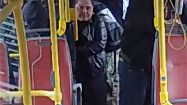 Policie hledá svědky útoku v autobusu na Smíchově. (30.5.2018)