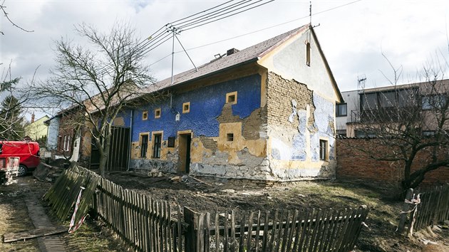 Jeden z nejstarch dom v Tun na Perovsku (na snmku po zahjen stavebnch prac) byl ve velmi patnm stavu, obec se ho ale rozhodla koupit, opravit a zdit zde spolkov dm a muzeum.