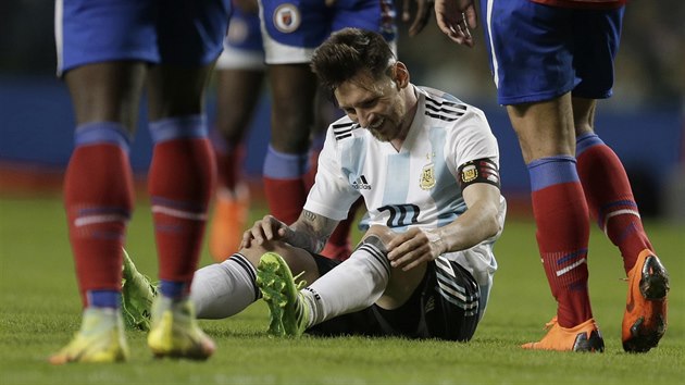 Lionel Messi z Argentiny se zved po faulu v zpase s Haiti