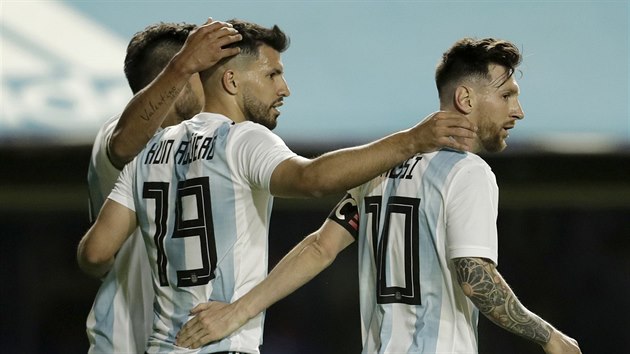 Eduardo Salvio, Sergio Agero a Lionel Messi (zleva) z Argentiny slav gl v zpase s Haiti.