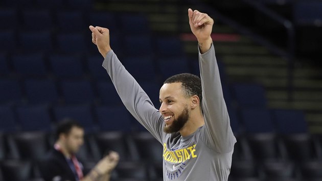 Stephen Curry z Golden State se raduje na trninku ped finle NBA.
