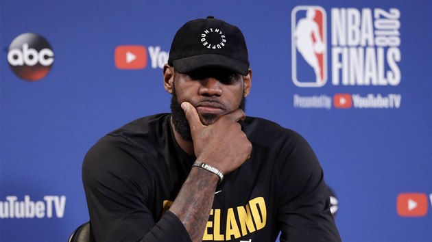 LeBron James z Clevelandu se zaml na tiskov konferenci ped finle NBA.