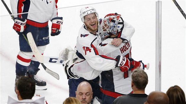 Vítězná radost hokejistů Washingtonu po druhém finále Stanley Cupu. Gólmana Bradena Holtbyho objímá obránce John Carlson (uprostřed).