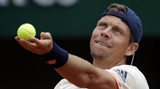 Tomá Berdych podává bhem 1. kola Roland Garros.