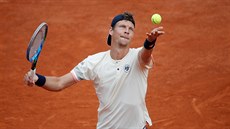 Tomá Berdych podává bhem 1. kola Roland Garros.