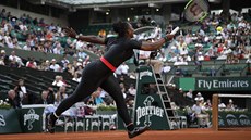 Serena Williamsová se natahuje po míčku v utkání s Australankou Ashleigh...