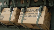 Zásoby jídla na obrněnci Stryker americké armády během zastávky konvoje ve...