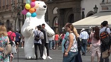 Obí maskot medvda podle nkterých turist hyzdí památkovou zónu metropole