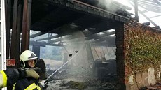 Dvanáct jednotek hasi zasahovalo u poáru stodoly se zvíaty a rodinného domu...