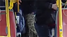 Policie hledá svdky útoku v autobusu na Smíchov. (30.5.2018)