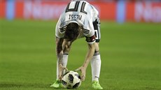 Lionel Messi z Argentiny si chystá míč po faulu v zápase s Haiti