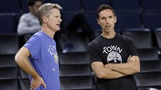 Steve Kerr (vlevo) coby hlavní trenér Golden State a jeho konzultant Steve Nash.