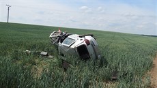 Osobní auto vylétlo u eretic na Jiínsku ze zatáky (30.5.2018).