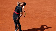 Americká tenistka Serena Williamsová servíruje.
