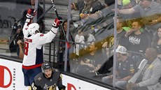 Ruský útoník Alex Ovekin  (v bílém) slaví svj gól ve druhém finále Stanley...