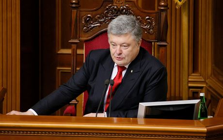 Ukrajinský prezident Petro Poroenko na jednání parlamentu o zízení...
