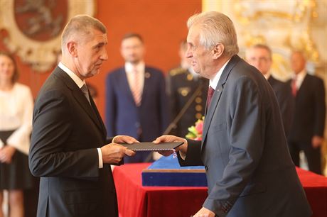 Prezident Milo Zeman (vpravo) jmenoval na Praském hrad Andreje Babie...