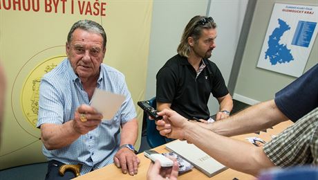 Hokejový exreprezentant Jan Suchý pi pedstavení nové sbratelské mince s jeho...