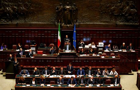 Italský premiér Giuseppe Conte (dole uprosted) mluví na svém prvním zasedání...