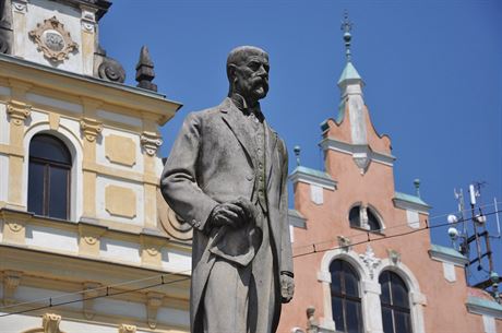Píbh Masarykovy sochy v Hodkovicích nad Mohelkou kopíruje zvraty novodobých...
