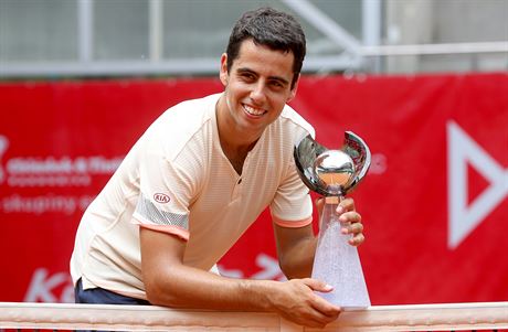 Jaume Munar ze panlska s trofejí pro vítze tenisového challengeru v...