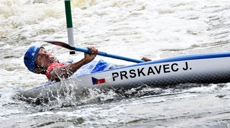 Kajak Ji Prskavec na trati kvalifikace na ME v Praze Troji.