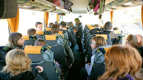 koly jsou na výlet za dti zodpovdné, vyadují proto u dopravce autobusy s bezpenostními pásy. Ilustraní snímek