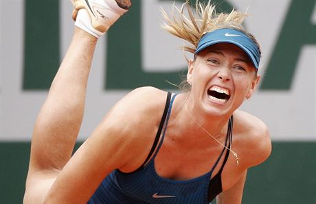 Rusk tenistka Maria arapovov servruje ve tvrtfinle Roland Garros, v nm...