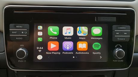 Rozhran Apple CarPlay s pipojenm iPhone 6Plus