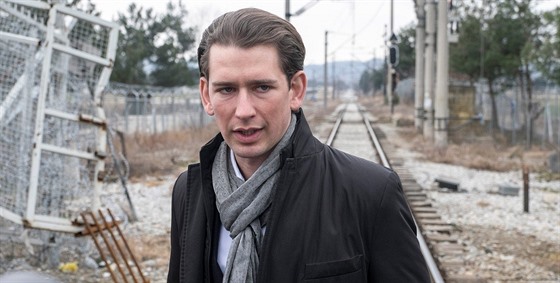 Sebastian Kurz na ecko-makedonské hranici, kudy v roce 2015 proudily do Evropy...